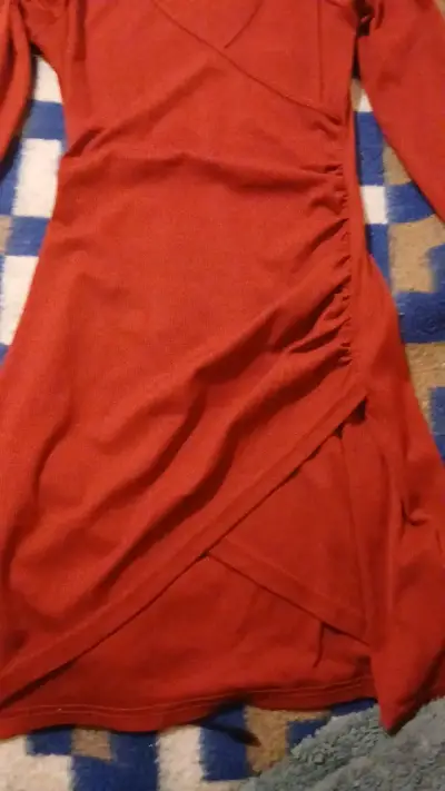 Vestido corto rojo con mangas largas - miniatura 2