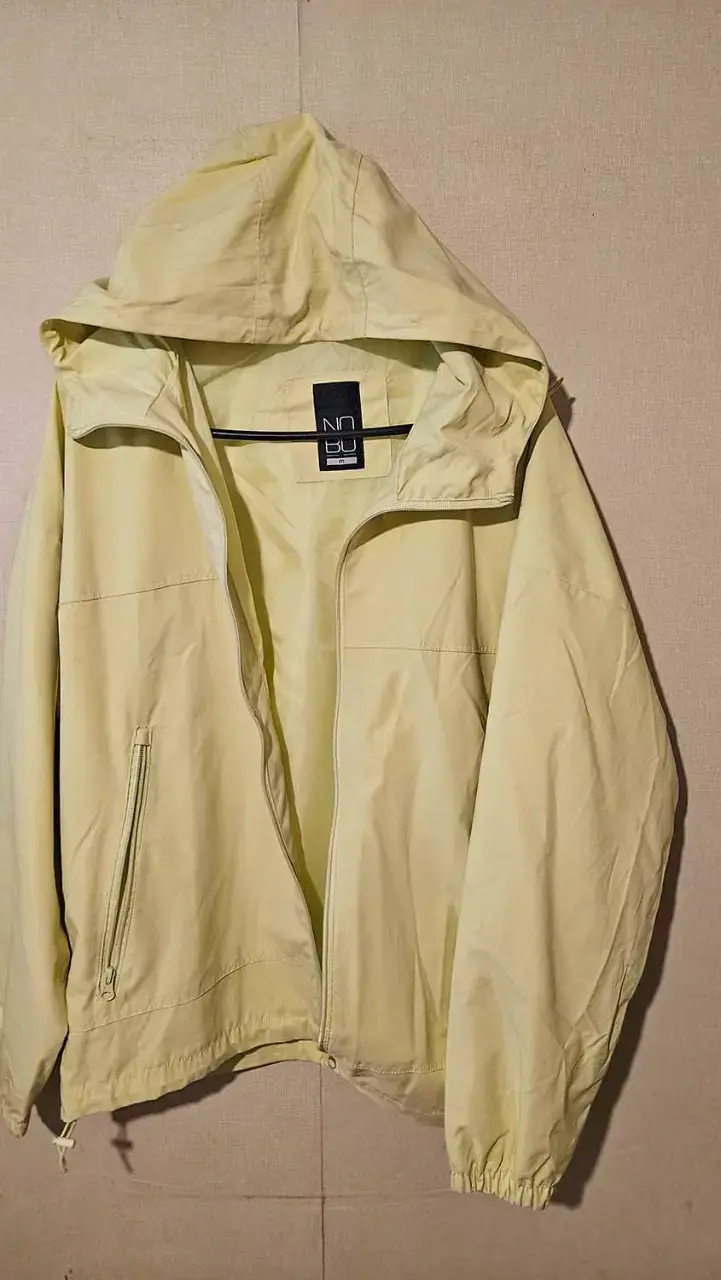 Chaqueta amarilla con capucha Nibu - 1