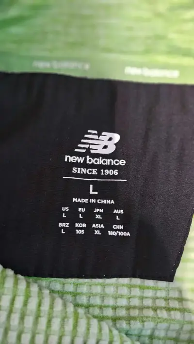 Polerón deportivo New Balance verde y negro - miniatura 3
