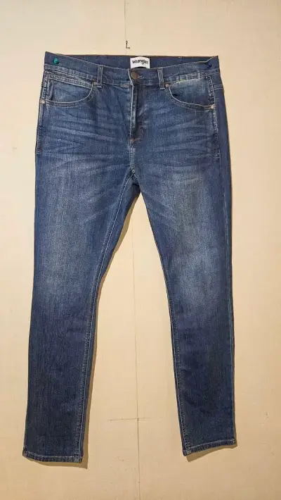 Jeans Wrangler azul clásico para hombre - miniatura 1
