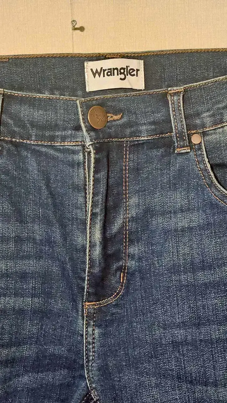 Jeans Wrangler azul clásico para hombre - 2
