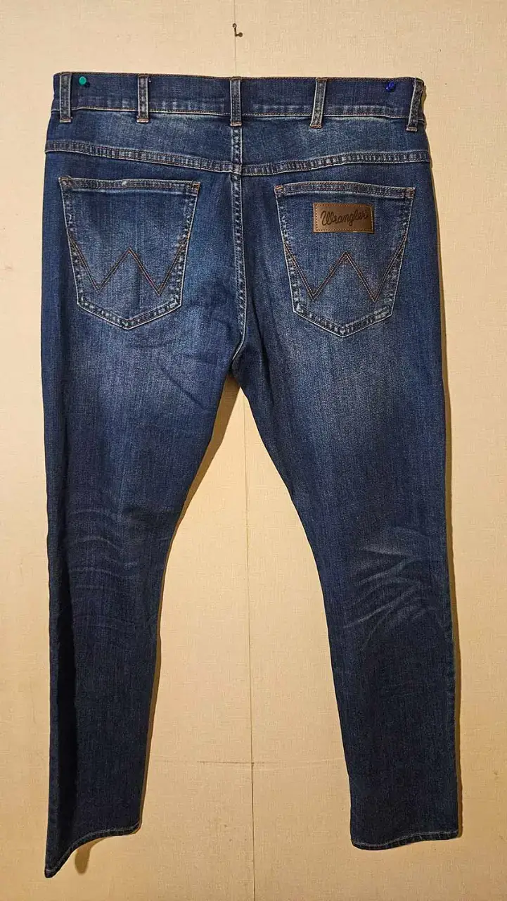 Jeans Wrangler azul clásico para hombre - 4