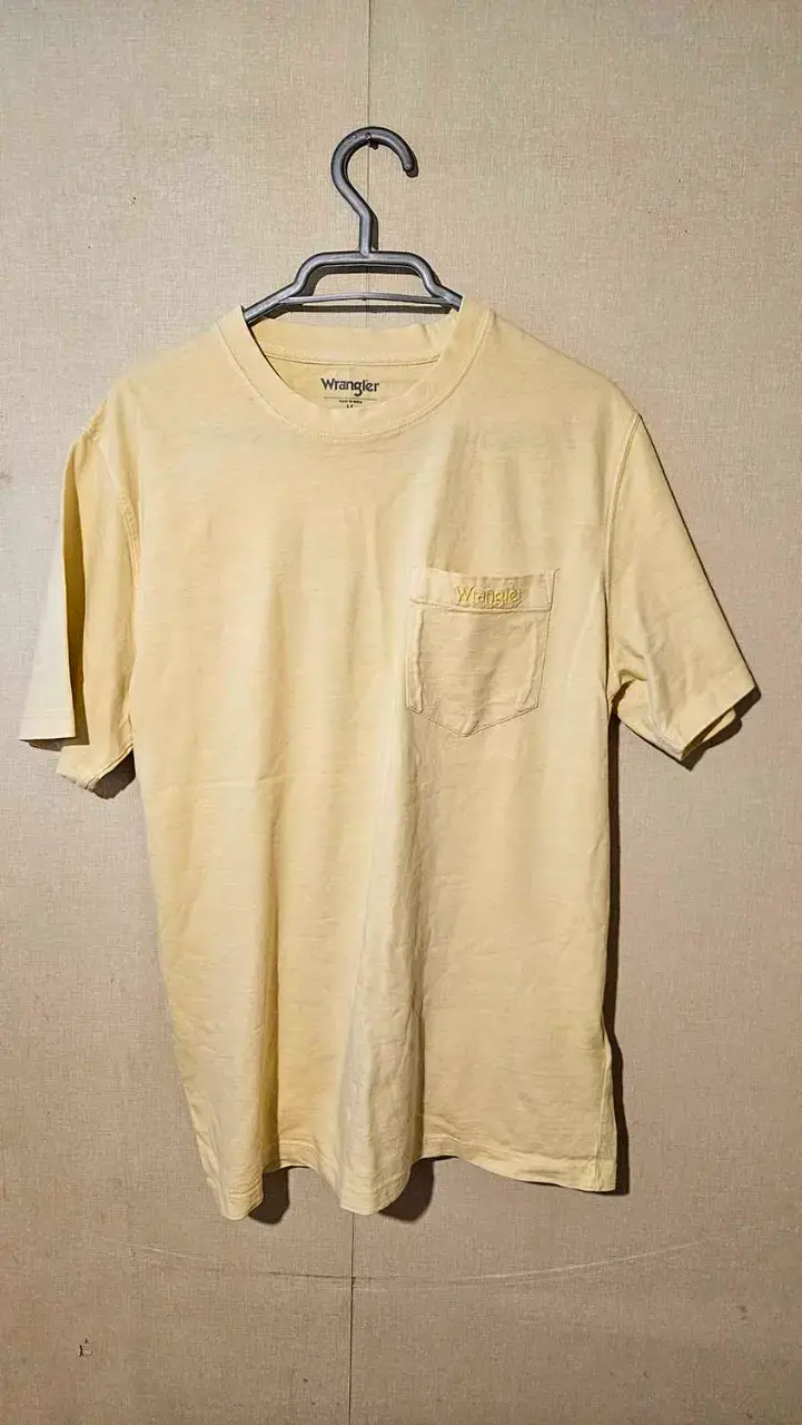 Polera Wrangler amarilla con bolsillo - 1