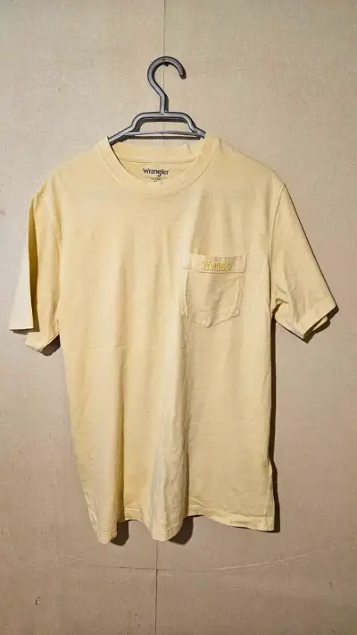 Polera Wrangler amarilla con bolsillo - miniatura 1