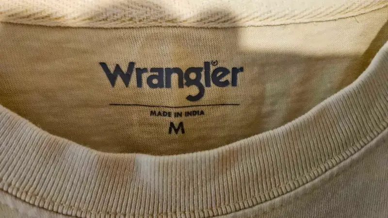 Polera Wrangler amarilla con bolsillo - 2