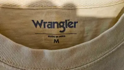 Polera Wrangler amarilla con bolsillo - miniatura 2