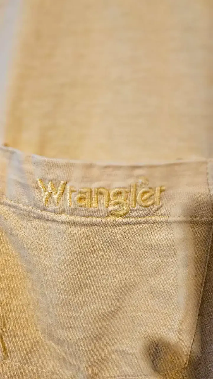Polera Wrangler amarilla con bolsillo - 3