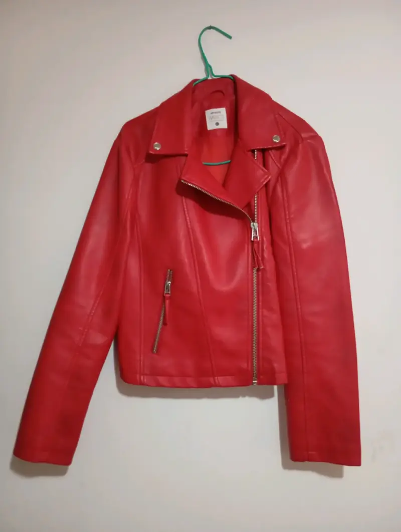 Chaqueta de cuero sintético roja para mujer