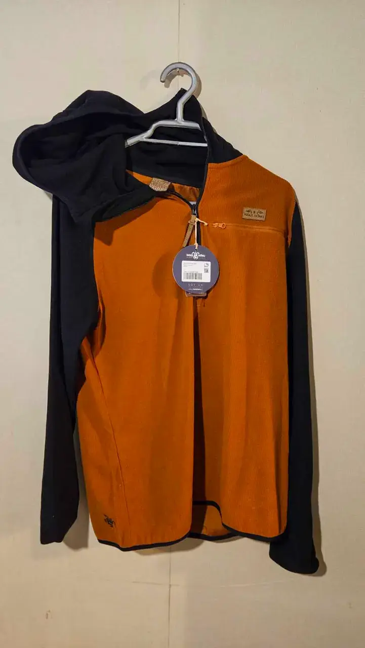 Chaqueta polar naranja con capucha