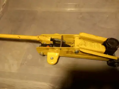 Gato hidráulico amarillo para auto - miniatura 4