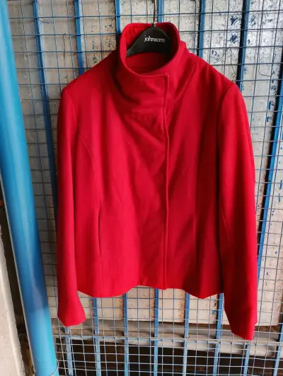 Abrigo rojo de lana estilo militar - miniatura 4