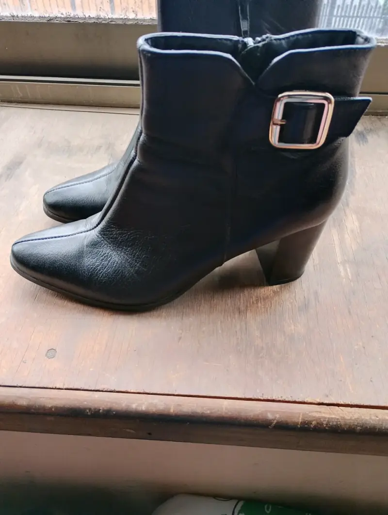 Botines de cuero negro con hebilla Bruno Rossi - 1