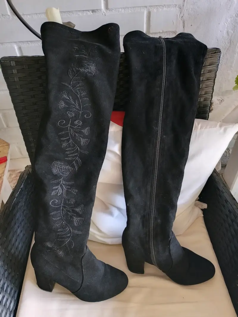 Botas negras altas con bordado floral y forradas - 1