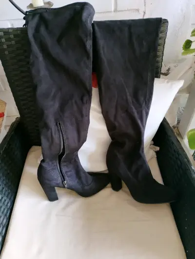 Botas negras de gamuza con tacón alto - miniatura 1