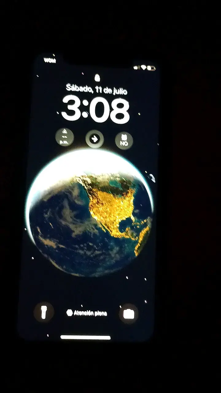 Smartphone con pantalla OLED y fondo de pantalla Tierra - 1