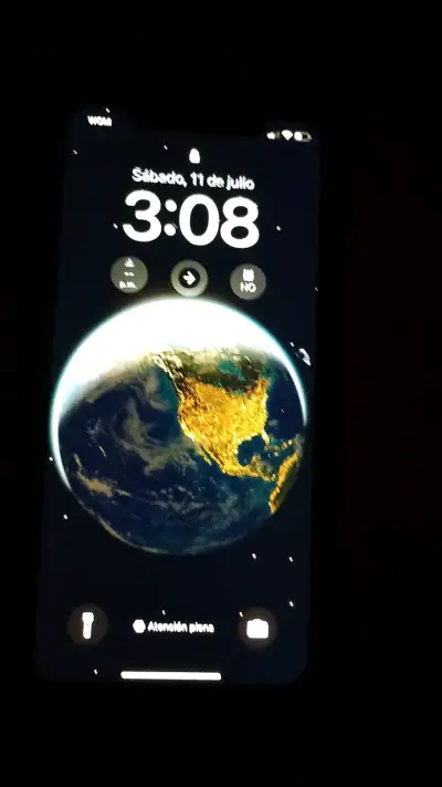Smartphone con pantalla OLED y fondo de pantalla Tierra - miniatura 1