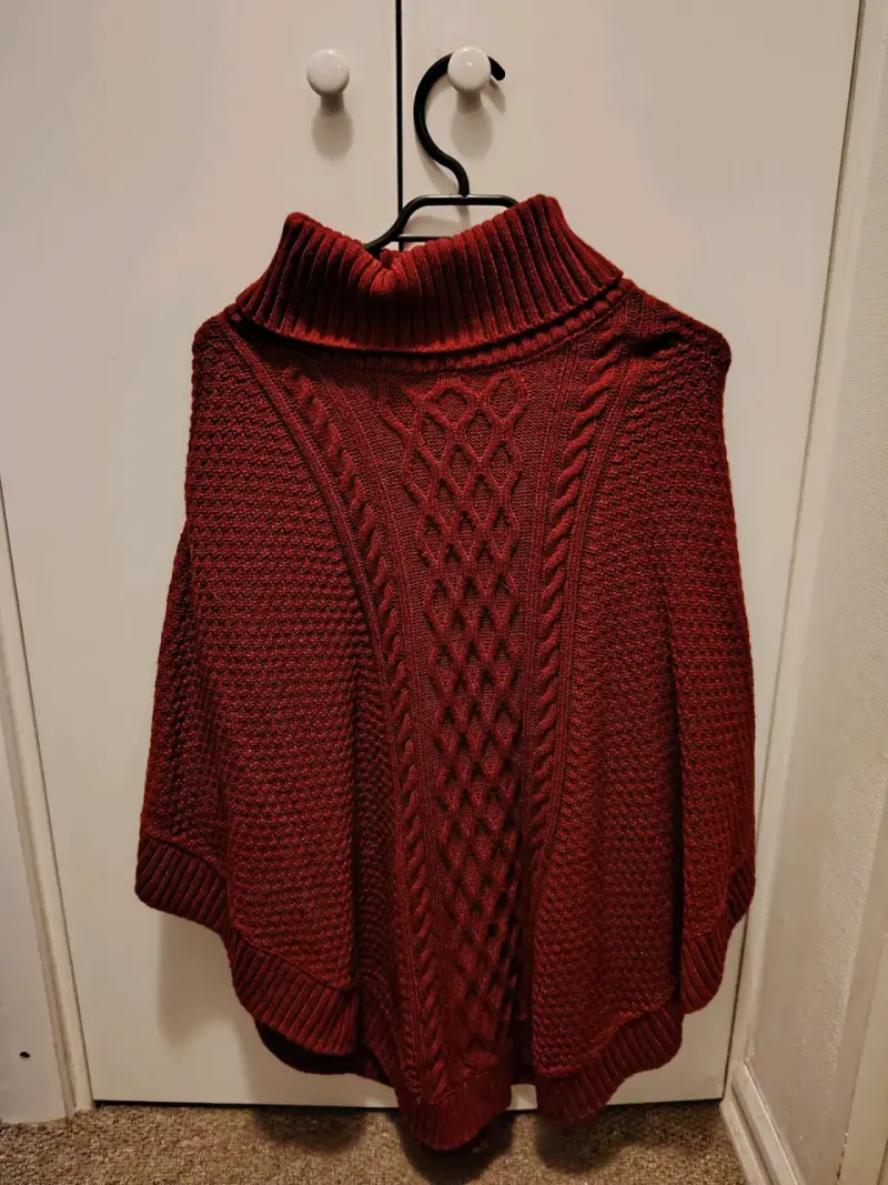 Poncho de lana burdeos con cuello alto - 1
