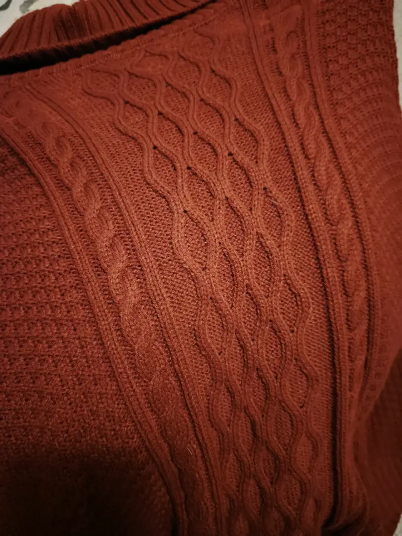 Poncho de lana burdeos con cuello alto - 2