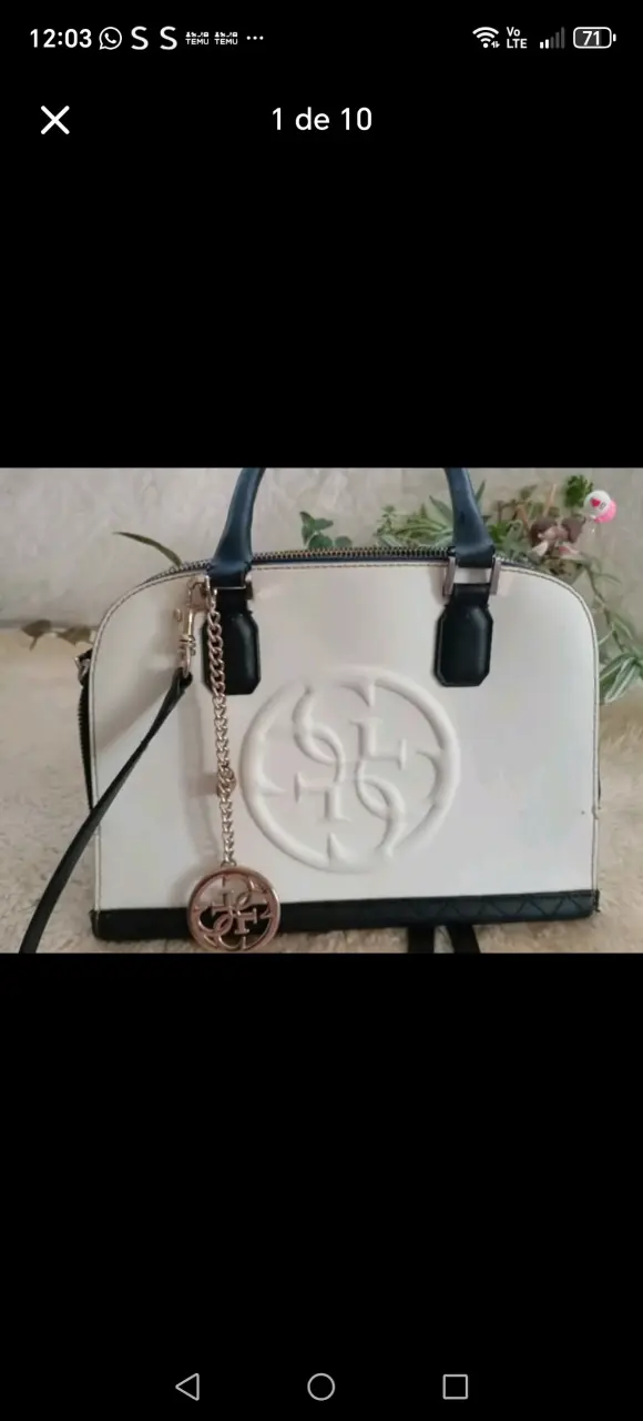 Bolso de mano blanco con logo y cadena - 1