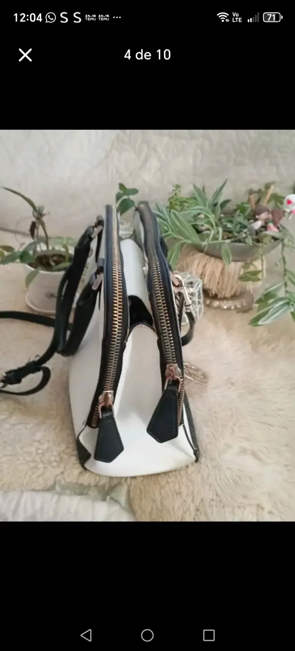 Bolso de mano blanco con logo y cadena - 4