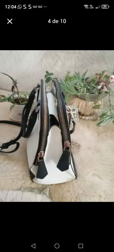 Bolso de mano blanco con logo y cadena - miniatura 4