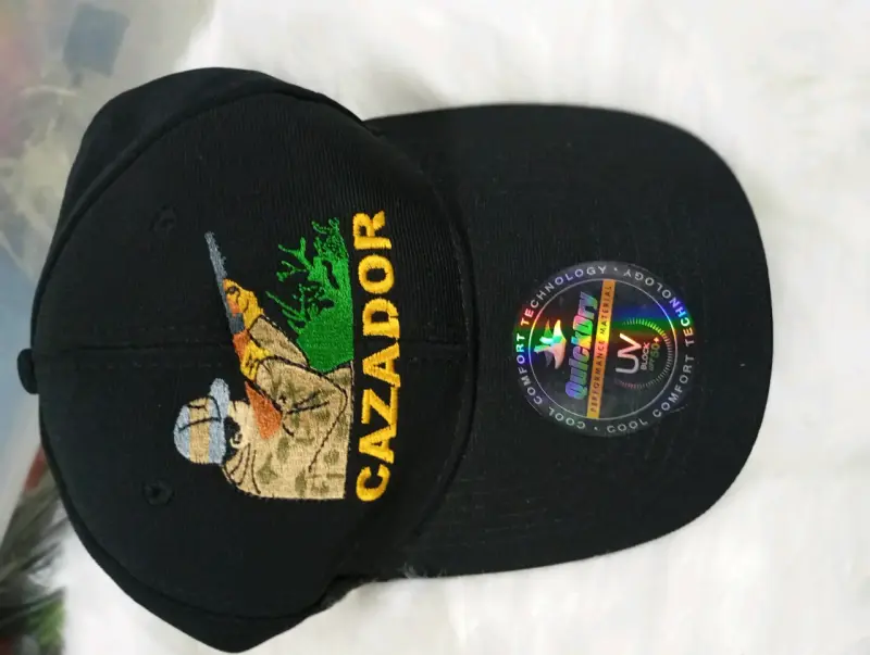 Gorra negra cazador con diseño bordado
