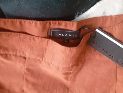 Shorts Alaniz color terracota con borde ondulado - miniatura 2