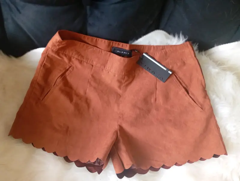 Shorts Alaniz color terracota con borde ondulado - 3