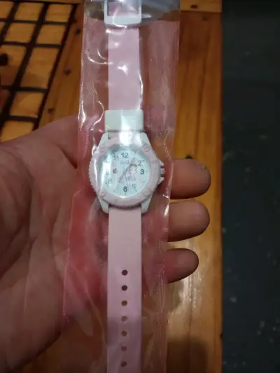 Reloj infantil rosa con diseño de dibujos - miniatura 1