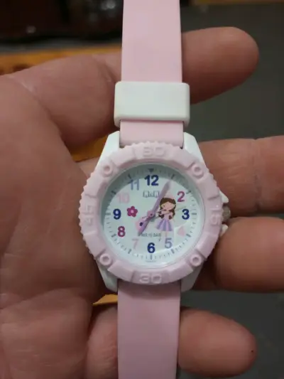 Reloj infantil rosa con diseño de dibujos - miniatura 3
