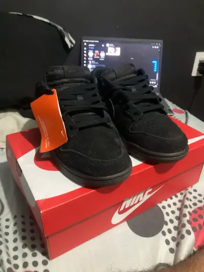 Zapatillas Nike negras en buen estado - miniatura 2