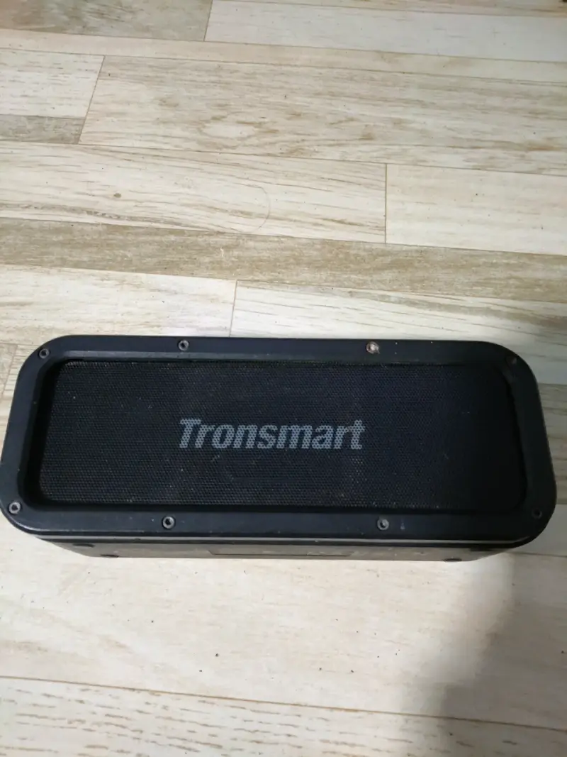 Parlante Bluetooth Tronsmart portátil negro - 1