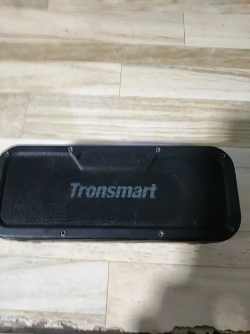 Parlante Bluetooth Tronsmart portátil negro - 2
