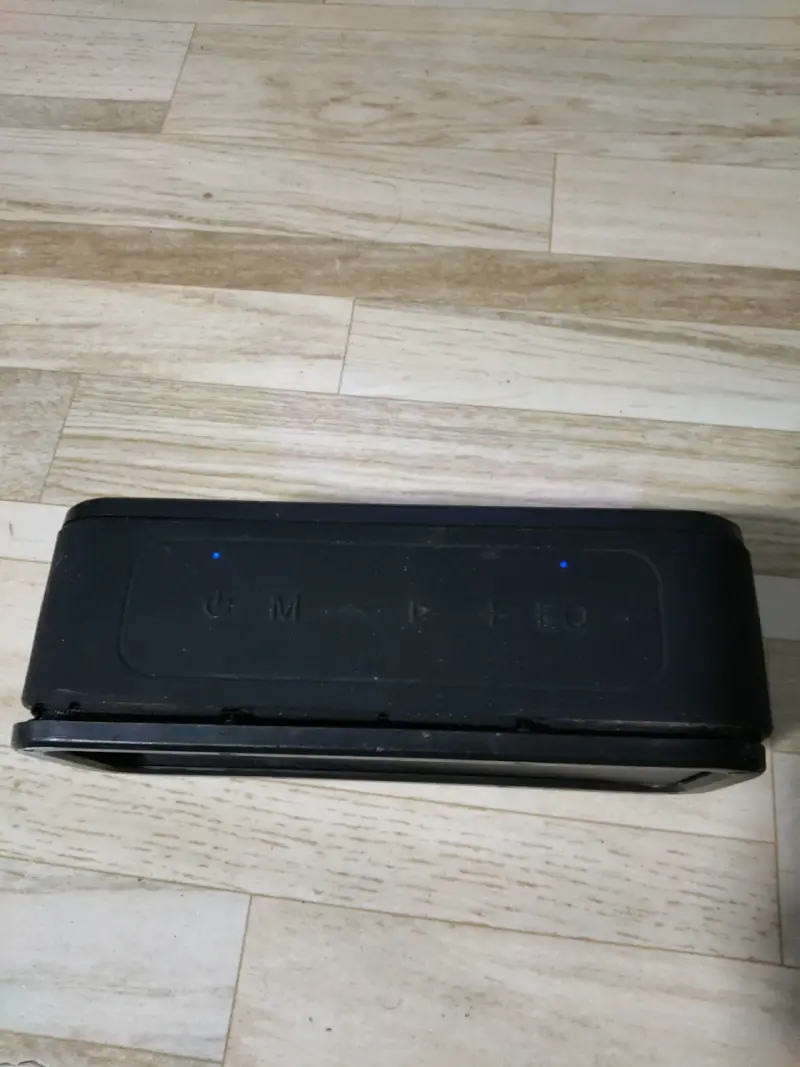 Parlante Bluetooth Tronsmart portátil negro - 3