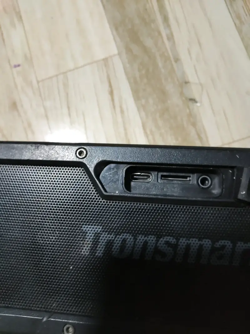 Parlante Bluetooth Tronsmart portátil negro - 4