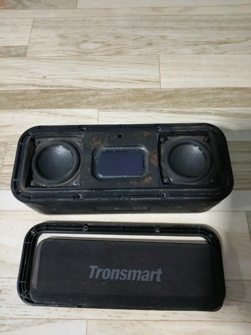 Parlante Bluetooth Tronsmart portátil negro - 5