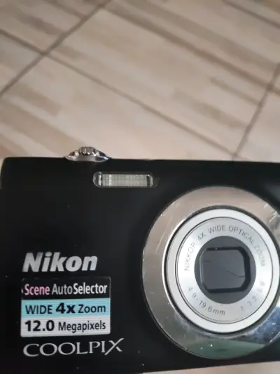 Cámara Nikon Coolpix 12MP con Zoom Óptico - miniatura 1