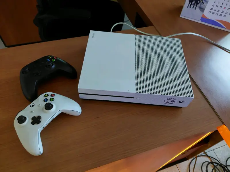Consola Xbox One S con dos controles - 1