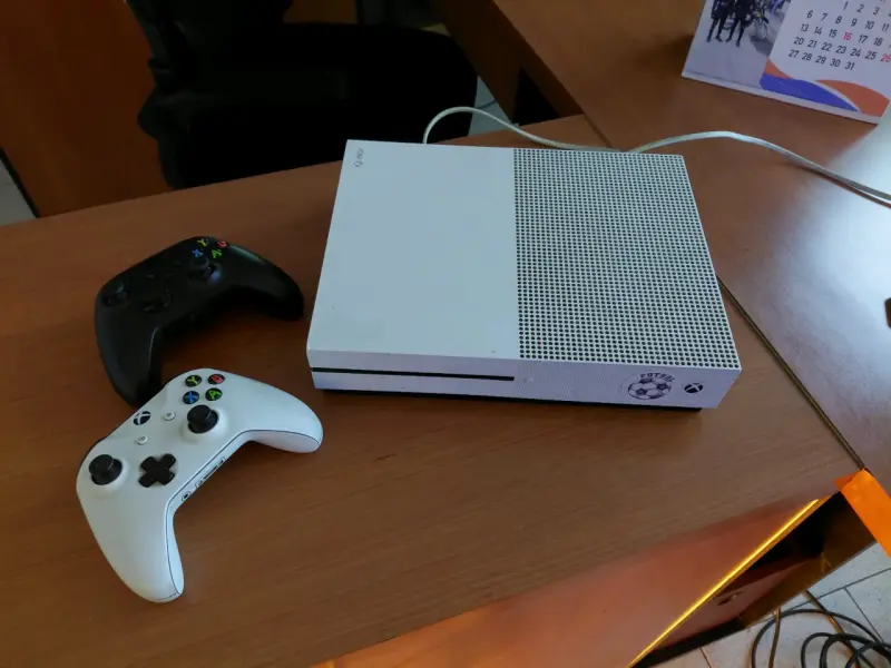 Consola Xbox One S con dos controles - 2