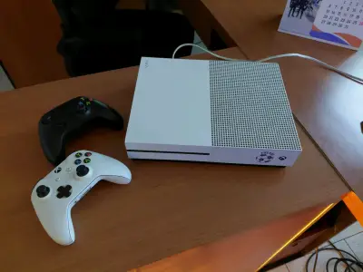 Consola Xbox One S con dos controles - miniatura 2