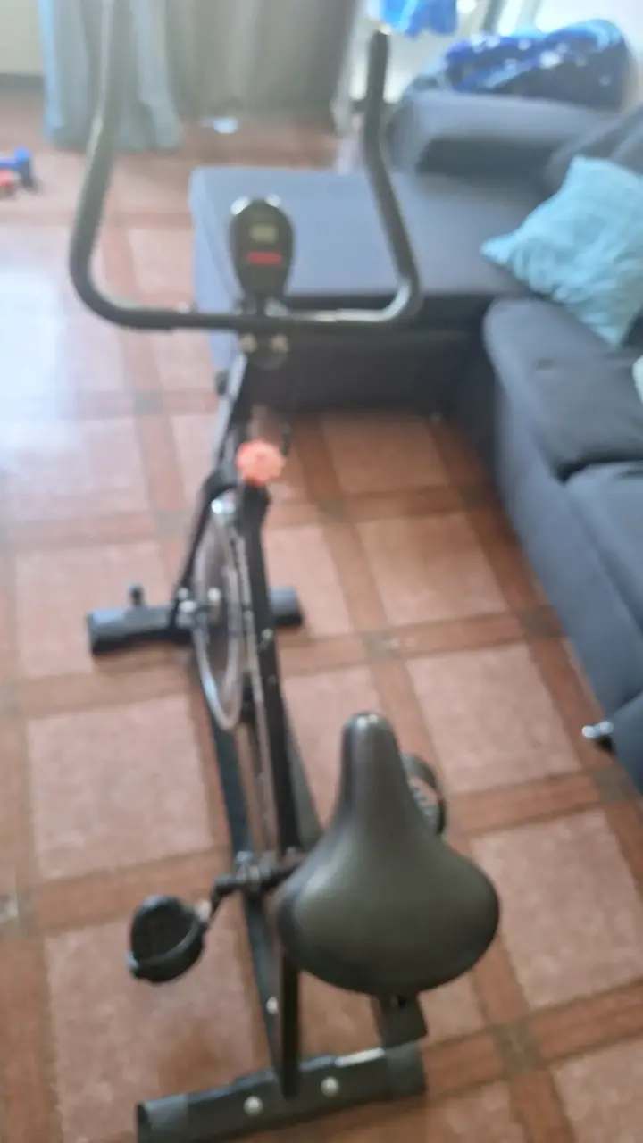 Bicicleta estática para ejercicio en casa - 1