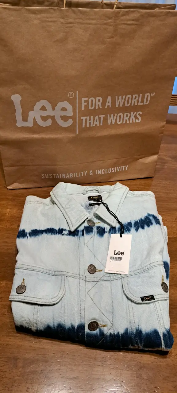 Chaqueta de mezclilla Lee con diseño tie-dye
