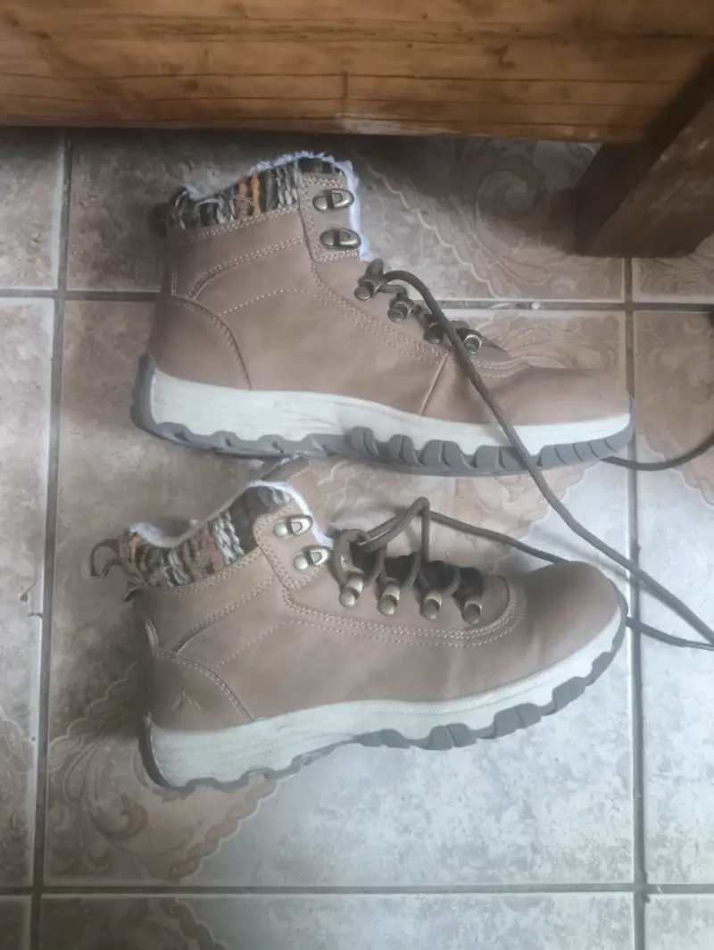 Botas de montaña beige con forro térmico - 1
