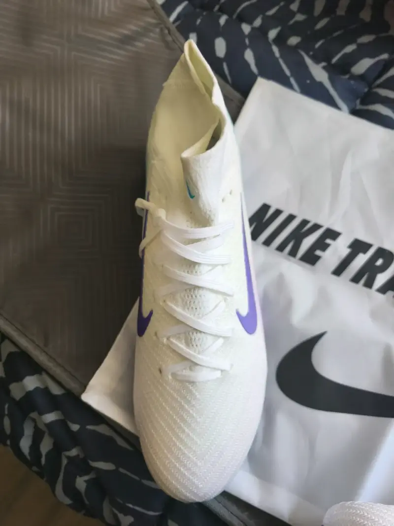 Zapatillas deportivas Nike blancas con logo morado - 1