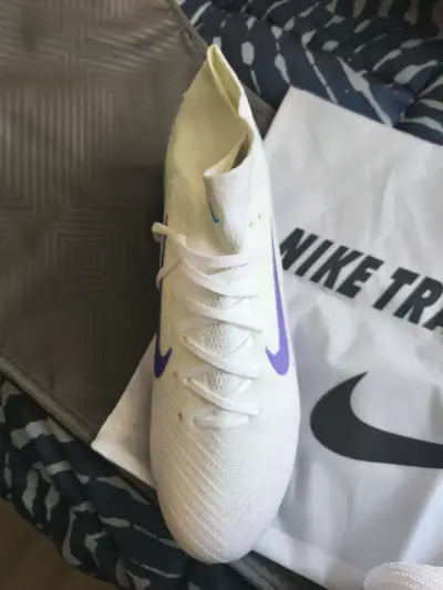 Zapatillas deportivas Nike blancas con logo morado - miniatura 1
