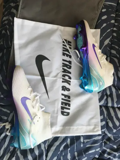 Zapatillas deportivas Nike blancas con logo morado - miniatura 2