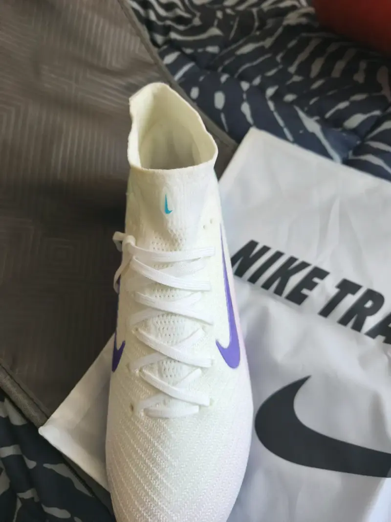 Zapatillas deportivas Nike blancas con logo morado - 3