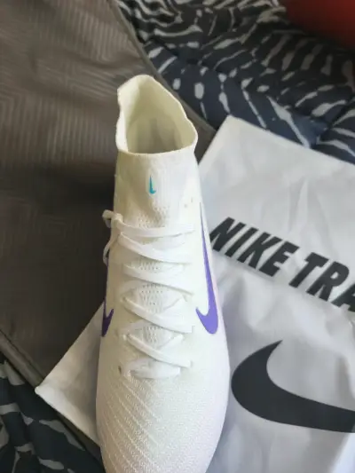 Zapatillas deportivas Nike blancas con logo morado - miniatura 3