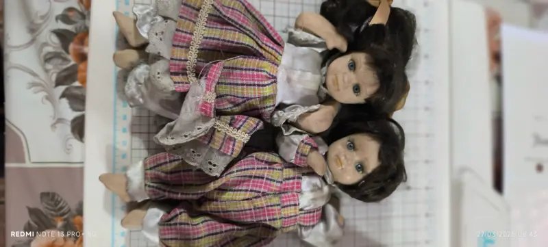 Muñecas de porcelana vintage con vestidos a cuadros - 1