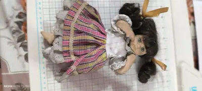 Muñecas de porcelana vintage con vestidos a cuadros - miniatura 4